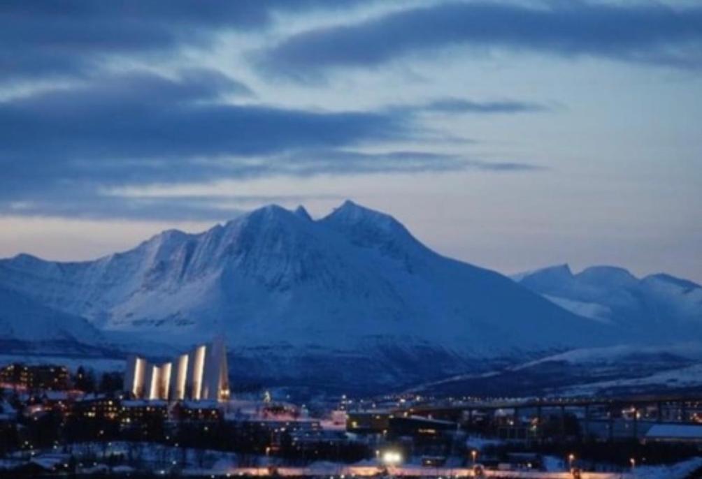 Polar Cozy Apartment - With View And Free Parking Tromsø Buitenkant foto